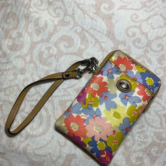 Authentic Coach Peyton Floral Vertical Wristlet - Picture 1 of 12